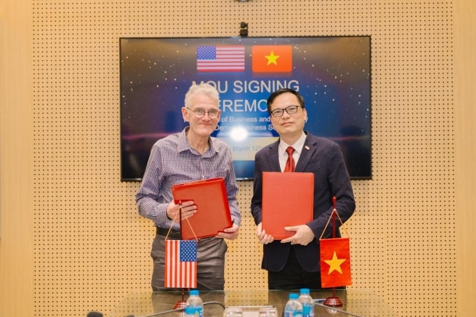 Đại diện Đại học Colorado Denver và đại diện Viện Quản trị & Công nghệ FSB ký kết Biên bản ghi nhớ thỏa thuận hợp tác. Ảnh: FSB