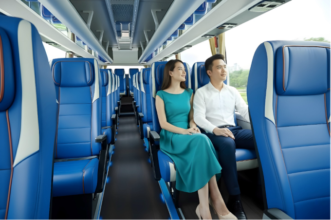 Hành khách và các hàng ghế ngồi trong mẫu xe Bus Cruizer 95S. Ảnh: Thaco Auto