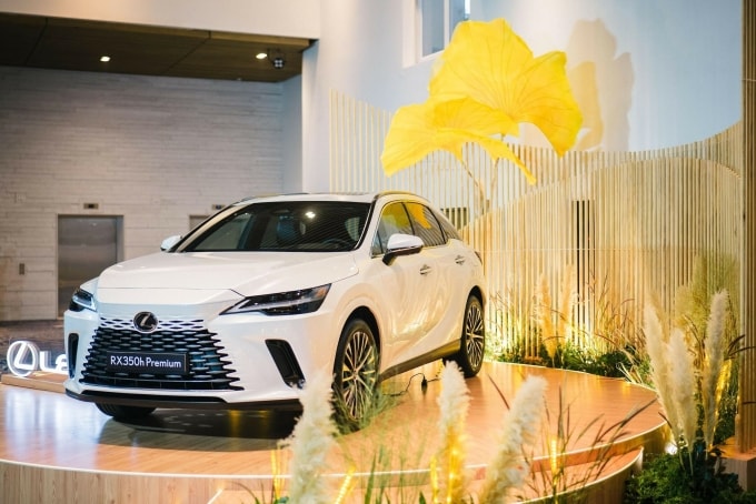 RX 350h Premium - mẫu hybrid mới nhất của Lexus Việt Nam tại đêm nhạc. Ảnh: Lexus Việt Nam