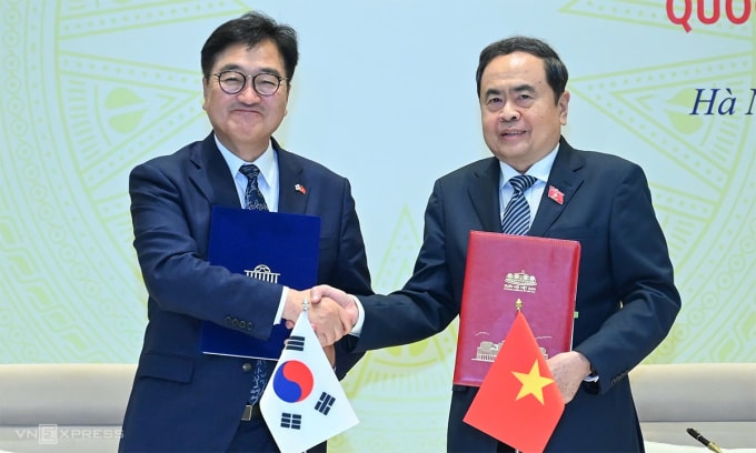 Chủ tịch Quốc hội Trần Thanh Mẫn và Chủ tịch Quốc hội Hàn Quốc Woo Won Shik tại Nhà Quốc hội ngày 20/11. Ảnh: Giang Huy