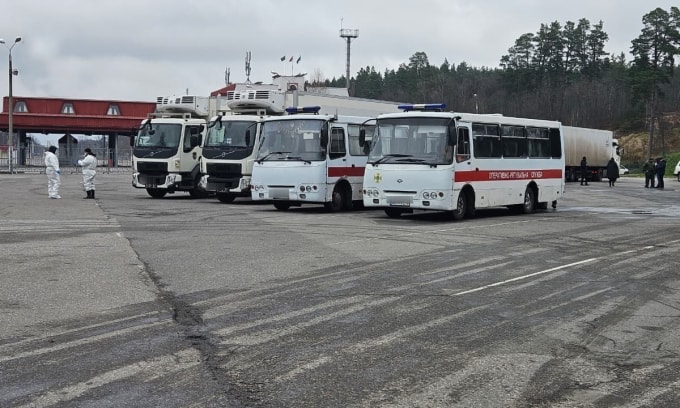 Đoàn xe của Ukraine tại điểm bàn giao thi thể binh sĩ ngày 20/11. Ảnh: KShPPV