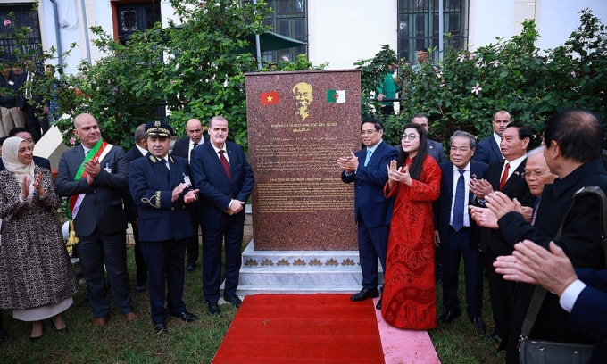 Thủ tướng Phạm Minh Chính cùng phu nhân và lãnh đạo Algeria tại lễ khánh thành bia tưởng niệm Chủ tịch Hồ Chí Minh ở thủ đô Algiers ngày 20/11. Ảnh: TTXVN