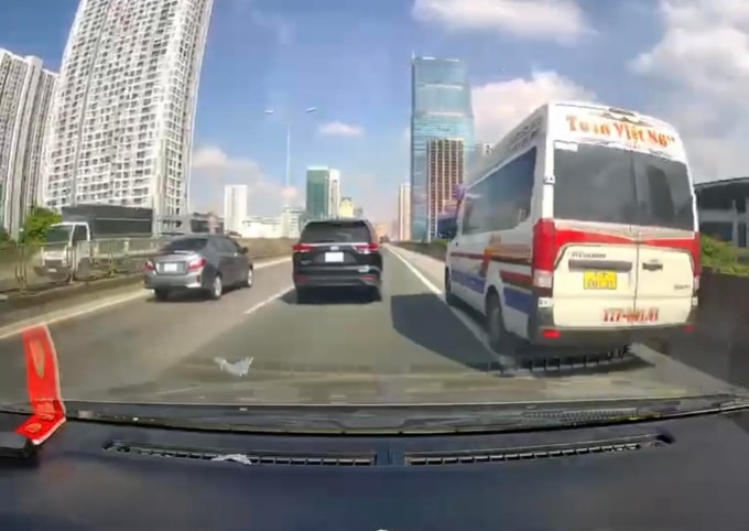 Xe đi vào làn khẩn cấp trên vành đai 3 được người dân ghi lại. Ảnh: Cục CSGT