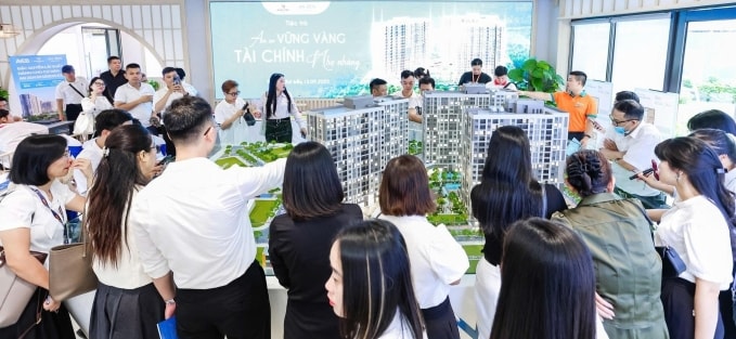 Khách hàng và các môi giới viên tại sa bàn một dự án. Ảnh: Cen Land