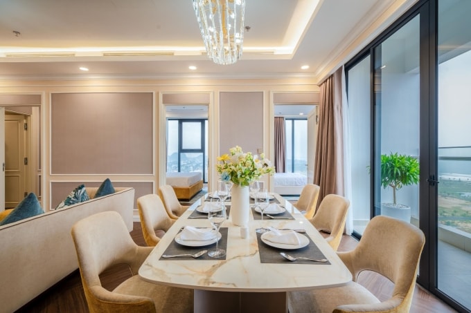 Khách hàng trải nghiệm ngắm biển Mỹ Khê và sân gôn quốc tế ngay từ phòng khách, phòng ăn và phòng ngủ của căn hộ Newtown Diamond. Ảnh: CĐT