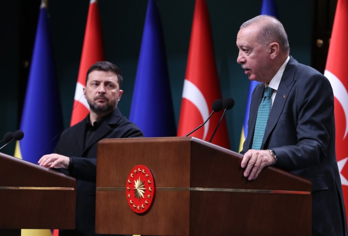 Tổng thống Recep Tayyip Erdogan (phải) trong cuộc họp báo chung với người đồng cấp Ukraine tại Ankara ngày 19/11. Ảnh: AP