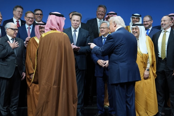 Ông Trump nói chuyện cùng Thái tử Arab Saudi Mohammed bin Salman, tỷ phú Elon Musk, CEO Nvidia Jensen Huang và những người khác tại sự kiện ở Trung tâm Kennedy ngày 19/11. Ảnh: AP