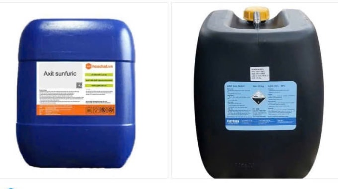 Nhận diện các can axit sunfuric bị lũ cuốn. Ảnh: Công an Đăk Lăk