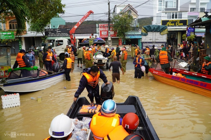 Lũ dâng cao khiến các khu phố với hàng ngàn hộ dân tại phường Quy Nhơn Bắc (TP Quy Nhơn cũ) bị ngập sâu. Ảnh: Đình Văn
