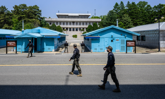 Quân nhân Hàn Quốc tại làng Bàn Môn Điếm ở DMZ hồi năm 2023. Ảnh: AFP