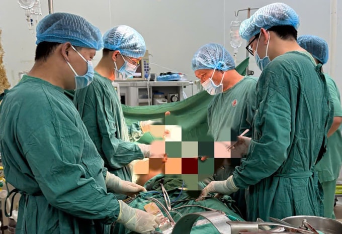 Êkíp phẫu thuật cho bệnh nhân. Ảnh: Kim Điều