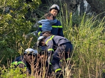 Hai cháu bé được lực lượng chức năng giải cứu. Ảnh: CACC