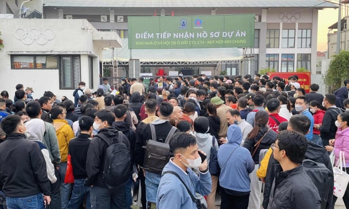 Người dân chờ vào lấy phiếu thứ tự nộp hồ sơ mua nhà ở xã hội CT3 Kim Chung ngày 17/11. Ảnh: Nguyễn Hưng