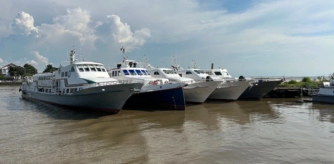 Tàu cao tốc neo tại bến Rạch Giá. Ảnh:Ngọc Tài