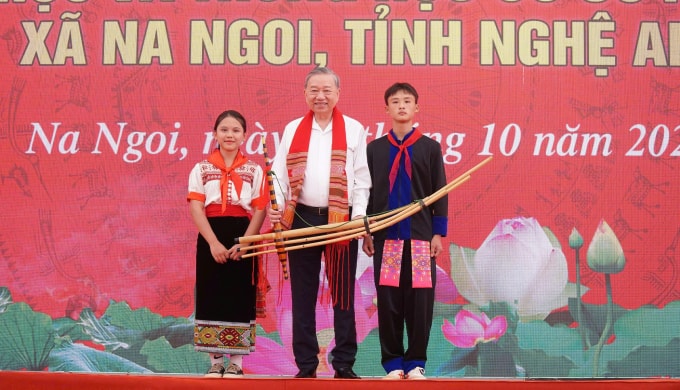 Học sinh ở xã Na Ngoi tặng quà lưu niệm cho Tổng Bí thư Tô Lâm. Ảnh: Hồ Lài