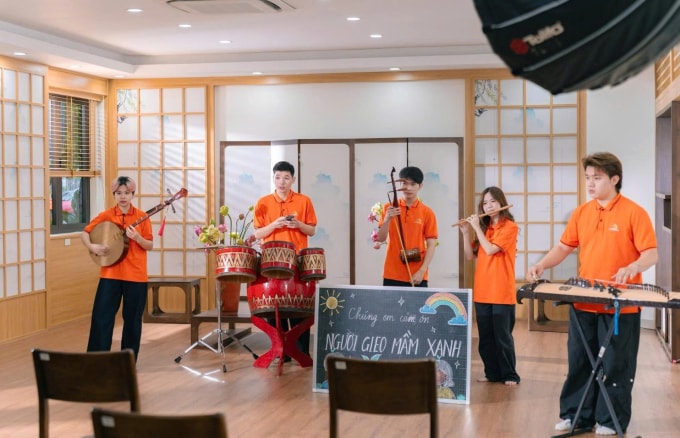 Nhóm sinh viên thể hiện ca khúc Người gieo mầm xanh. Ảnh: Nhân vật cung cấp