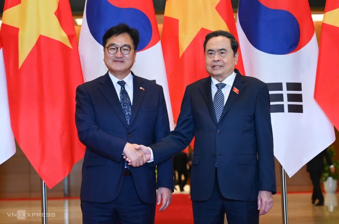 Chủ tịch Quốc hội Trần Thanh Mẫn và Chủ tịch Quốc hội Hàn Quốc Woo Won Shik tại Nhà Quốc hội hôm nay. Ảnh: Giang Huy