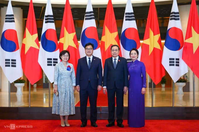 Chủ tịch Quốc hội Trần Thanh Mẫn và phu nhân cùng Chủ tịch Quốc hội Hàn Quốc Woo Won Shik và phu nhân. Ảnh: Giang Huy