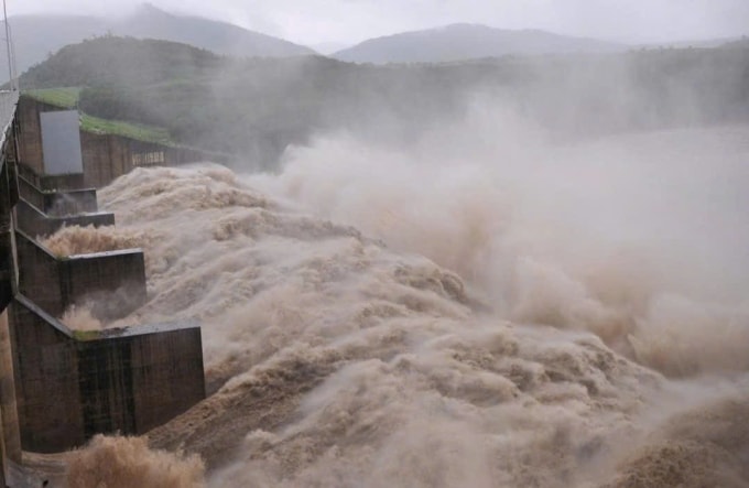 Hồ thủy điện sông Ba Hạ xả lũ ngày 19/11. Ảnh: Thái An