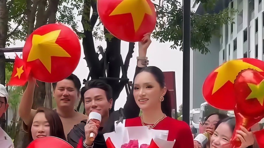 Khán giả khắp nơi gửi lời cổ vũ tới Hương Giang 