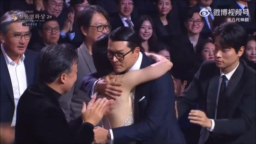 Hyun Bin thắng ảnh đế Rồng Xanh