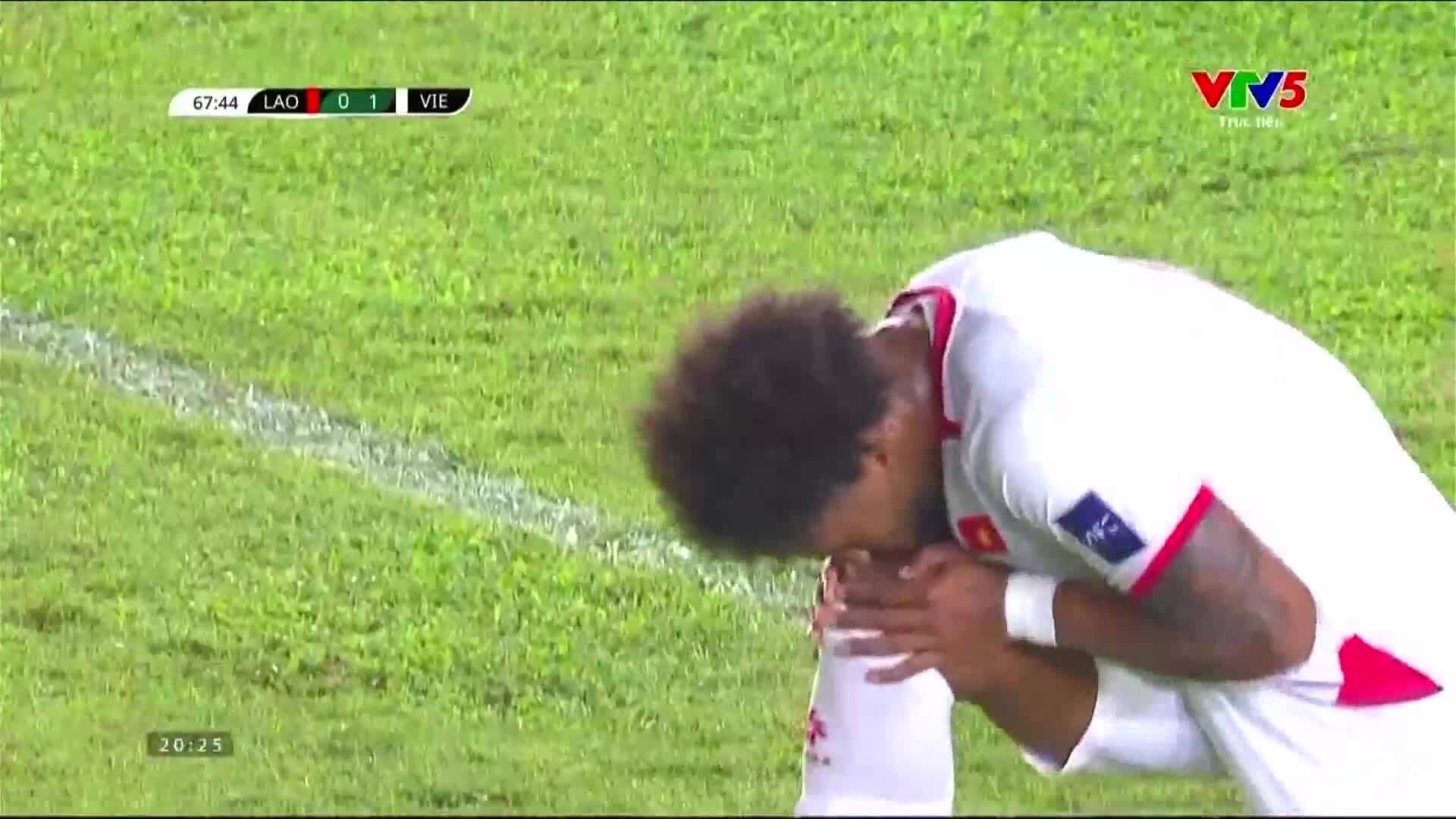 Nguyễn Xuân Son hôn chân sau khi ghi bàn vào lưới Lào