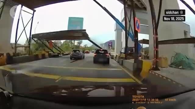 Giàn giáo công trình đường sắt đổ sập xuống ôtô đang chạy