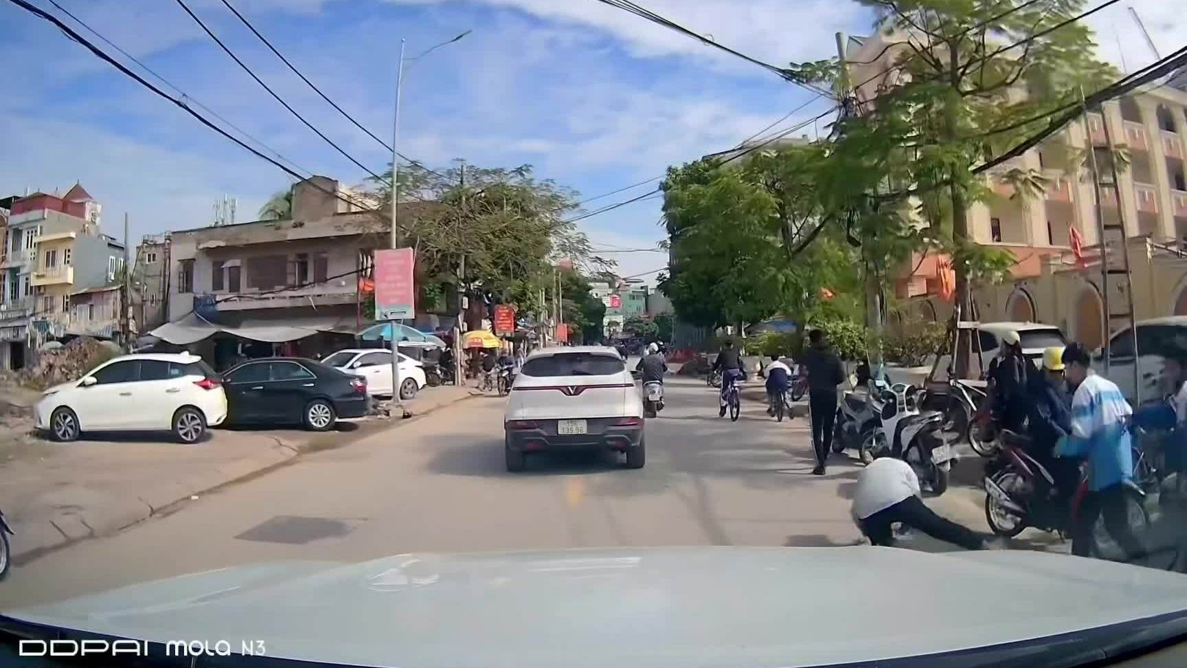 Học sinh xô nhau ngã vào đầu ôtô