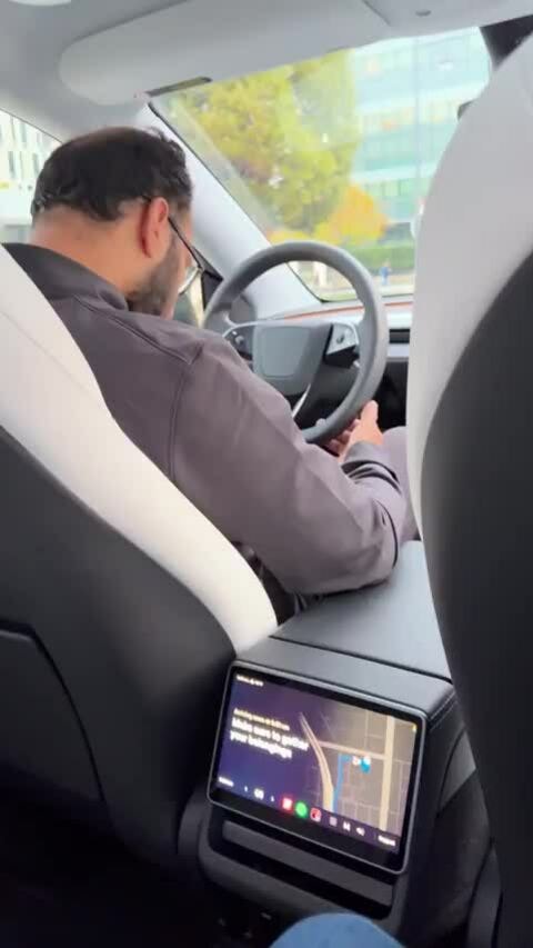Tài xế an toàn trên robotaxi của Tesla gục đầu sau vô-lăng