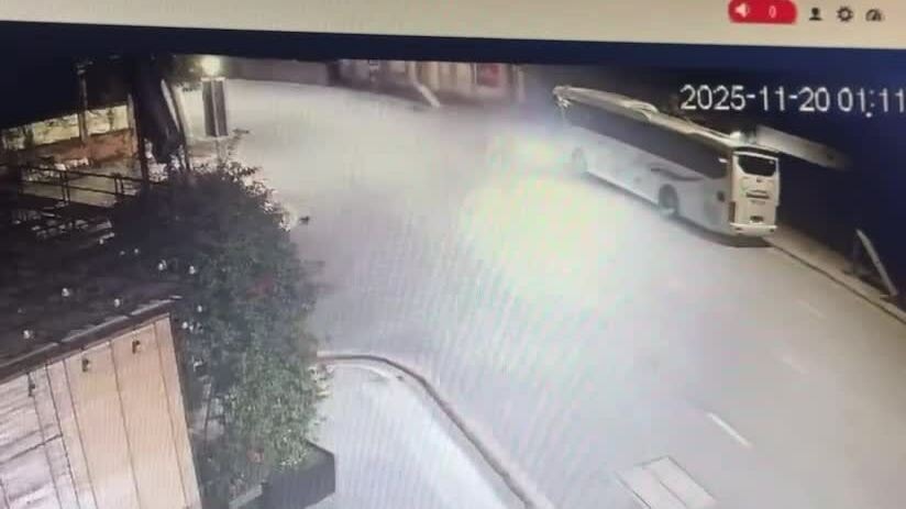 Xe Mercedes đâm xe khách đỗ ven đường, một người tử vong