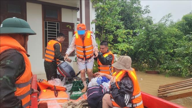 Lực lượng quân đội hỗ trợ sơ tán người dân ở khu vực Diên Khánh, tỉnh Khánh Hòa.