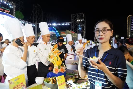 CLIP: Những món ăn hấp dẫn từ đặc sản cua Cà Mau - Ảnh 10.