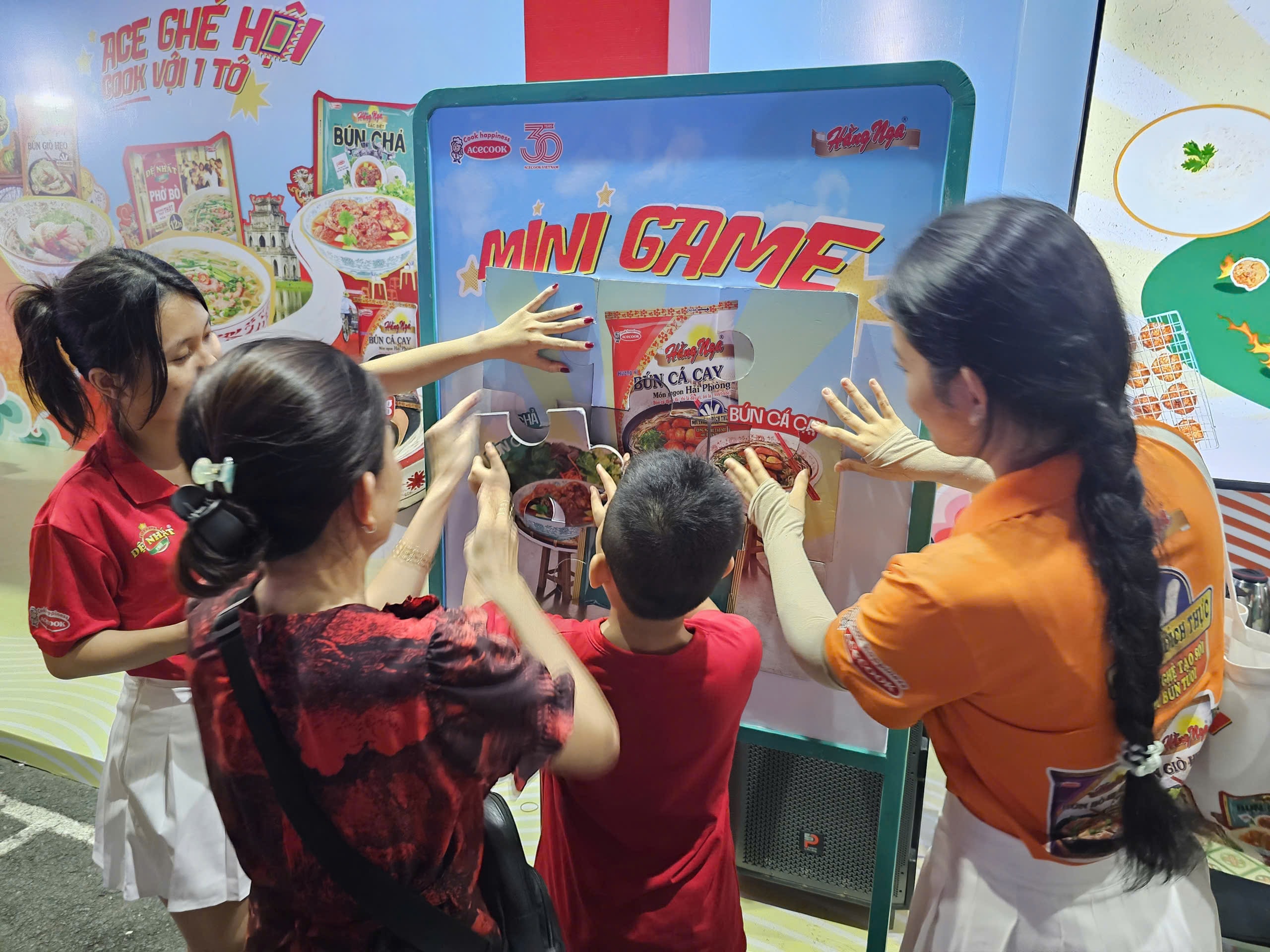 Người dân TP HCM nườm nượp thưởng thức món ngon tại Ngày hội sợi gạo - Ảnh 4. Người dân TP HCM nườm nượp thưởng thức món ngon tại Ngày hội sợi gạo - Ảnh 4.