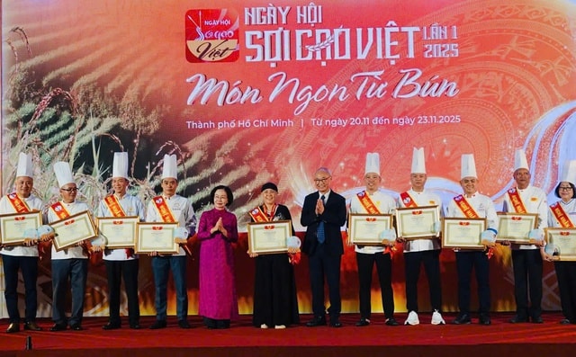 Người dân TP HCM nườm nượp thưởng thức món ngon tại Ngày hội sợi gạo - Ảnh 1. Người dân TP HCM nườm nượp thưởng thức món ngon tại Ngày hội sợi gạo - Ảnh 1.