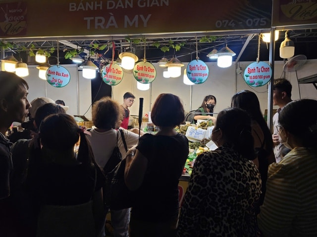 Người dân TP HCM nườm nượp thưởng thức món ngon tại Ngày hội sợi gạo - Ảnh 10. Người dân TP HCM nườm nượp thưởng thức món ngon tại Ngày hội sợi gạo - Ảnh 10.