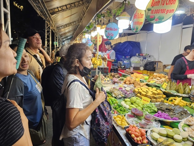 Người dân TP HCM nườm nượp thưởng thức món ngon tại Ngày hội sợi gạo - Ảnh 6. Người dân TP HCM nườm nượp thưởng thức món ngon tại Ngày hội sợi gạo - Ảnh 6.