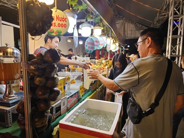 Người dân TP HCM nườm nượp thưởng thức món ngon tại Ngày hội sợi gạo - Ảnh 9. Người dân TP HCM nườm nượp thưởng thức món ngon tại Ngày hội sợi gạo - Ảnh 9.