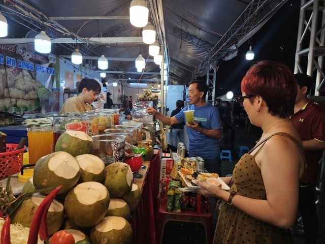 Người dân TP HCM nườm nượp thưởng thức món ngon tại Ngày hội sợi gạo - Ảnh 7. Người dân TP HCM nườm nượp thưởng thức món ngon tại Ngày hội sợi gạo - Ảnh 7.