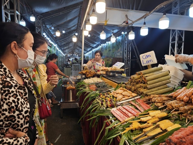 Người dân TP HCM nườm nượp thưởng thức món ngon tại Ngày hội sợi gạo - Ảnh 5. Người dân TP HCM nườm nượp thưởng thức món ngon tại Ngày hội sợi gạo - Ảnh 5.