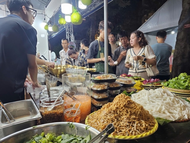 Người dân TP HCM nườm nượp thưởng thức món ngon tại Ngày hội sợi gạo - Ảnh 8. Người dân TP HCM nườm nượp thưởng thức món ngon tại Ngày hội sợi gạo - Ảnh 8.