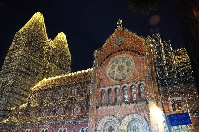 VIDEO: Xóm đạo, nhà thờ ở TP HCM lung linh trong đêm Giáng sinh- Ảnh 20. VIDEO: Xóm đạo, nhà thờ ở TP HCM lung linh trong đêm Giáng sinh- Ảnh 20.
