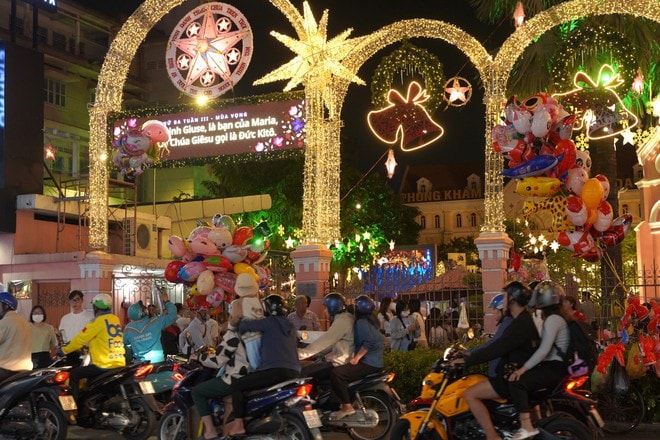 VIDEO: Xóm đạo, nhà thờ ở TP HCM lung linh trong đêm Giáng sinh- Ảnh 16. VIDEO: Xóm đạo, nhà thờ ở TP HCM lung linh trong đêm Giáng sinh- Ảnh 16.