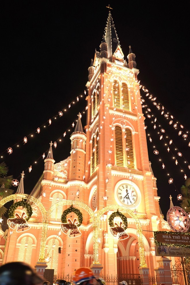 VIDEO: Xóm đạo, nhà thờ ở TP HCM lung linh trong đêm Giáng sinh- Ảnh 17. VIDEO: Xóm đạo, nhà thờ ở TP HCM lung linh trong đêm Giáng sinh- Ảnh 17.