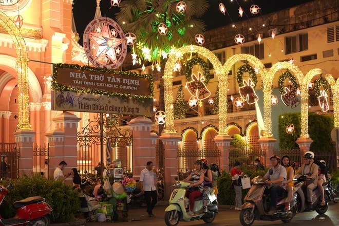 VIDEO: Xóm đạo, nhà thờ ở TP HCM lung linh trong đêm Giáng sinh- Ảnh 15. VIDEO: Xóm đạo, nhà thờ ở TP HCM lung linh trong đêm Giáng sinh- Ảnh 15.