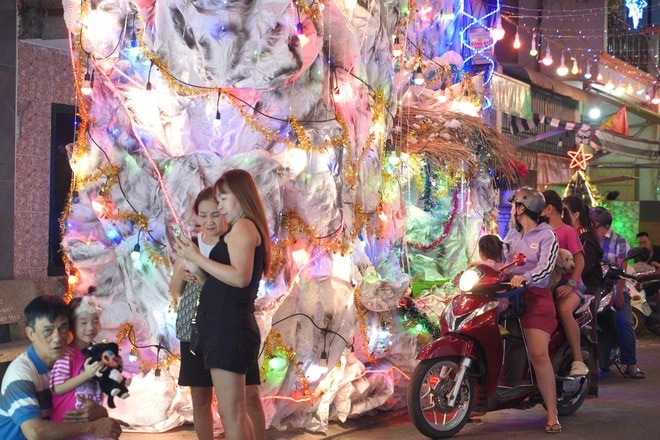 VIDEO: Xóm đạo, nhà thờ ở TP HCM lung linh trong đêm Giáng sinh- Ảnh 1. VIDEO: Xóm đạo, nhà thờ ở TP HCM lung linh trong đêm Giáng sinh- Ảnh 1.