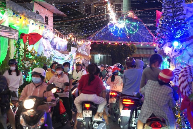 VIDEO: Xóm đạo, nhà thờ ở TP HCM lung linh trong đêm Giáng sinh- Ảnh 2. VIDEO: Xóm đạo, nhà thờ ở TP HCM lung linh trong đêm Giáng sinh- Ảnh 2.