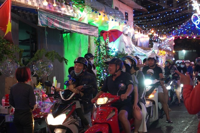 VIDEO: Xóm đạo, nhà thờ ở TP HCM lung linh trong đêm Giáng sinh- Ảnh 3. VIDEO: Xóm đạo, nhà thờ ở TP HCM lung linh trong đêm Giáng sinh- Ảnh 3.