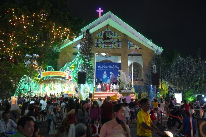 VIDEO: Xóm đạo, nhà thờ ở TP HCM lung linh trong đêm Giáng sinh- Ảnh 5. VIDEO: Xóm đạo, nhà thờ ở TP HCM lung linh trong đêm Giáng sinh- Ảnh 5.