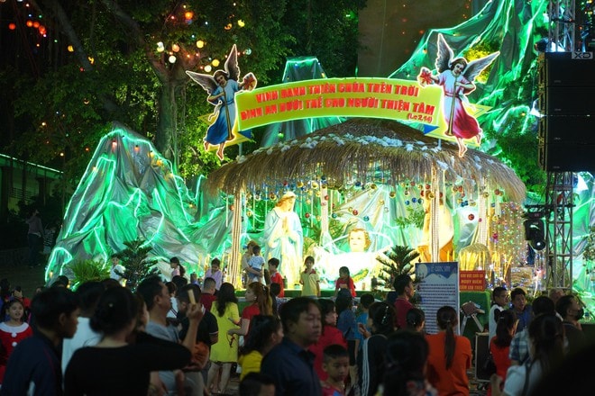 VIDEO: Xóm đạo, nhà thờ ở TP HCM lung linh trong đêm Giáng sinh- Ảnh 7. VIDEO: Xóm đạo, nhà thờ ở TP HCM lung linh trong đêm Giáng sinh- Ảnh 7.