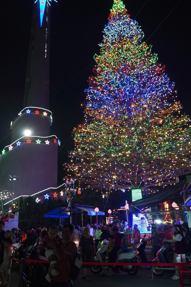 VIDEO: Xóm đạo, nhà thờ ở TP HCM lung linh trong đêm Giáng sinh- Ảnh 6. VIDEO: Xóm đạo, nhà thờ ở TP HCM lung linh trong đêm Giáng sinh- Ảnh 6.